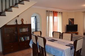 een eetkamer met een tafel en stoelen bij Casa do Poco in Armação de Pêra