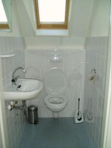 SondelにあるGaasthoekeの白いバスルーム(トイレ、シンク付)
