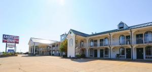 una fila de edificios en una calle con una señal en Americana Inn - Henderson, en Henderson