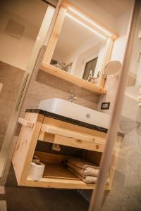 Phòng tắm tại Alpine Chalets App. Pichlerhof