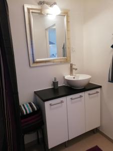 a bathroom with a sink and a mirror at Søhuset in Viborg