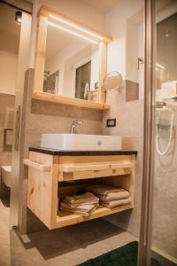 Phòng tắm tại Alpine Chalets App. Pichlerhof
