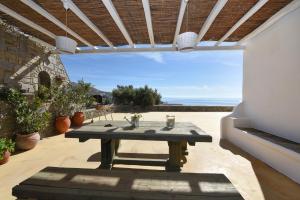 un patio con mesa y vistas al océano en Traditional house with fantastic sea view!!!!!, en Liaropá
