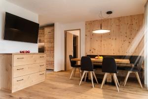 TV a/nebo společenská místnost v ubytování Alpine Chalets App. Pichlerhof