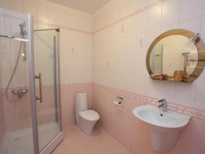 een badkamer met een wastafel, een toilet en een spiegel bij Paradise Hotel in Svitlovodsʼk