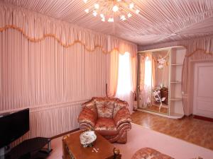 sala de estar con sofá y mesa en Paradise Hotel, en Svitlovodsʼk