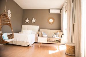 1 dormitorio con 1 cama y 1 sofá en BOHO Loft Marbella, en Marbella