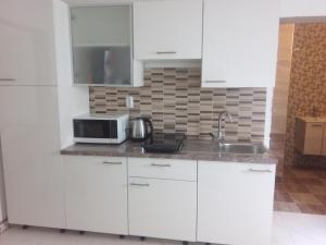 Kuchyň nebo kuchyňský kout v ubytování Apartmani Fran Vir
