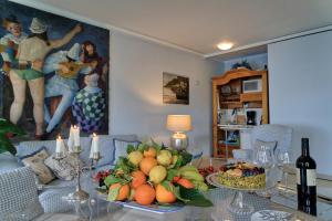 un comedor con una mesa con un bol de fruta en Luxury Apartment and Charm Sea View Isola Bella, en Taormina 11 fotos más