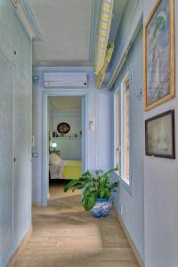 Un pasillo con una planta en maceta en una habitación. en Luxury Apartment and Charm Sea View Isola Bella, en Taormina