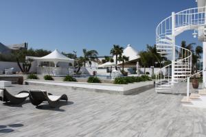 una representación de un complejo con una escalera y sillas en Female Resort, en San Felice Circeo