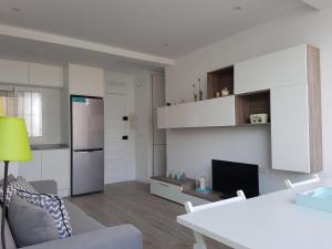 a living room with a table and a kitchen at BlancMar Apartament in Calpe