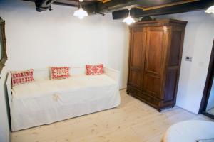 Un dormitorio con una cama y un armario de madera. en Forrás, en Egerszólát