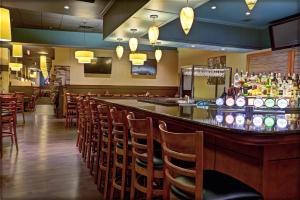 Khu vực lounge/bar tại Radisson Hotel & Suites Fallsview