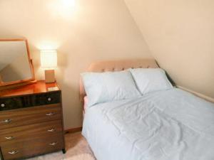 A bed or beds in a room at Linicro Cottage 