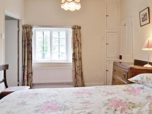 A bed or beds in a room at Thorn Cottage 