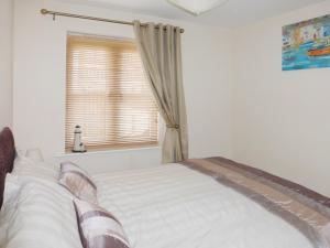 A bed or beds in a room at Keel House 