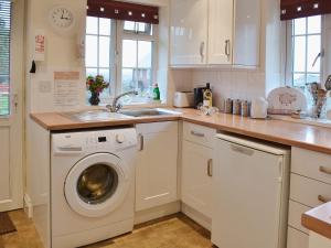 A kitchen or kitchenette at The Old Library 