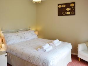 A bed or beds in a room at Fir Tree Cottage 