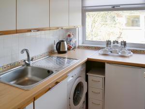 A kitchen or kitchenette at Fir Tree Cottage 