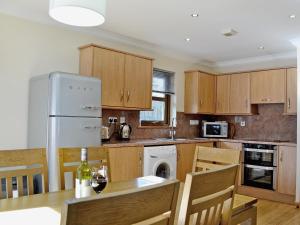 A kitchen or kitchenette at Bennachie Cottage 