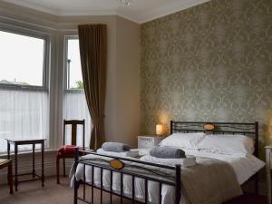 A bed or beds in a room at Kew Lodge 