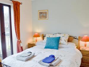 A bed or beds in a room at River Haven 