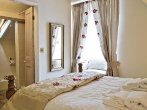 A bed or beds in a room at Brookwood 