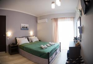 Un pat sau paturi într-o cameră la Galazio Limani - Rooms to let