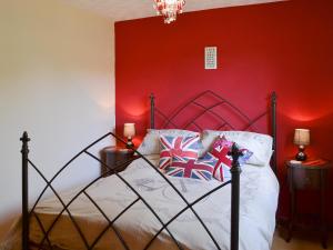 A bed or beds in a room at Caulton 