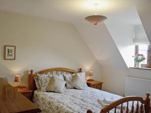 A bed or beds in a room at Oak Bank Cottage 