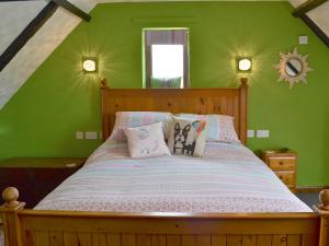 A bed or beds in a room at Caulton 