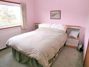 A bed or beds in a room at Riverbank House 