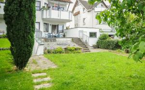 Blick auf einen Hof mit einem Haus in der Unterkunft Ferienwohnung Klenk in Ostfildern