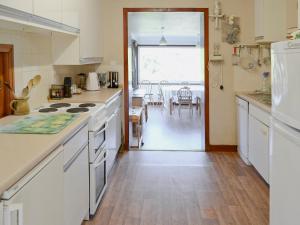 A kitchen or kitchenette at Riverbank House 