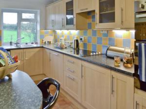 A kitchen or kitchenette at Little Marshfoot Bungalow 