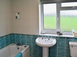 A bathroom at Little Marshfoot Bungalow 