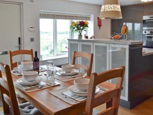 A restaurant or other place to eat at Ebb N Flow 