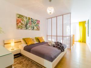 ein Schlafzimmer mit einem großen Bett in einem Zimmer in der Unterkunft Apartament Kristina Osiedle Polanki in Kołobrzeg + 62 Fotos