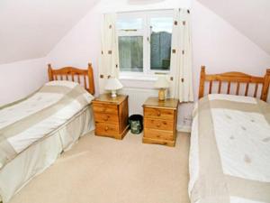 A bed or beds in a room at Tanglewinds 