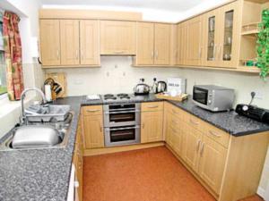 A kitchen or kitchenette at Tanglewinds 