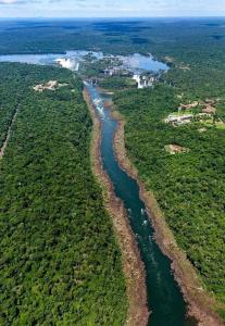 una vista aérea de un río en la selva en Sentirse en casa, en Puerto Iguazú