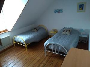 um quarto com 2 camas e uma janela em FLAB'ZEN em Criel-sur-Mer