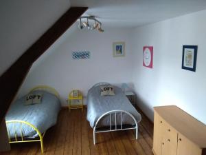 um quarto no sótão com 2 camas e uma mesa em FLAB'ZEN em Criel-sur-Mer
