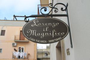 un cartello per un ristorante sul lato di un edificio di Lorenzo il magnifico a Matera