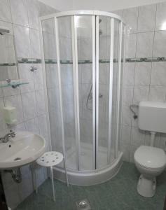 A bathroom at Hostel Škrla