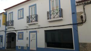 un edificio con vernice blu e bianca sopra di Travelers by Rio NaturAL a Vila Nova de Milfontes