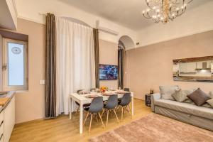 Una sala de estar con una mesa y sillas y un sofá. en DOWNTOWN SRL - Cinque Terre New Liberty, en La Spezia