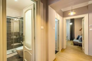 Un baño con inodoro y ducha de cristal. en DOWNTOWN SRL - Cinque Terre New Liberty, en La Spezia 31 fotos más