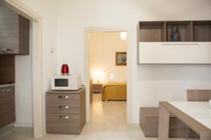 a room with a kitchen with a microwave and a bed at Venezia Residence in Venice